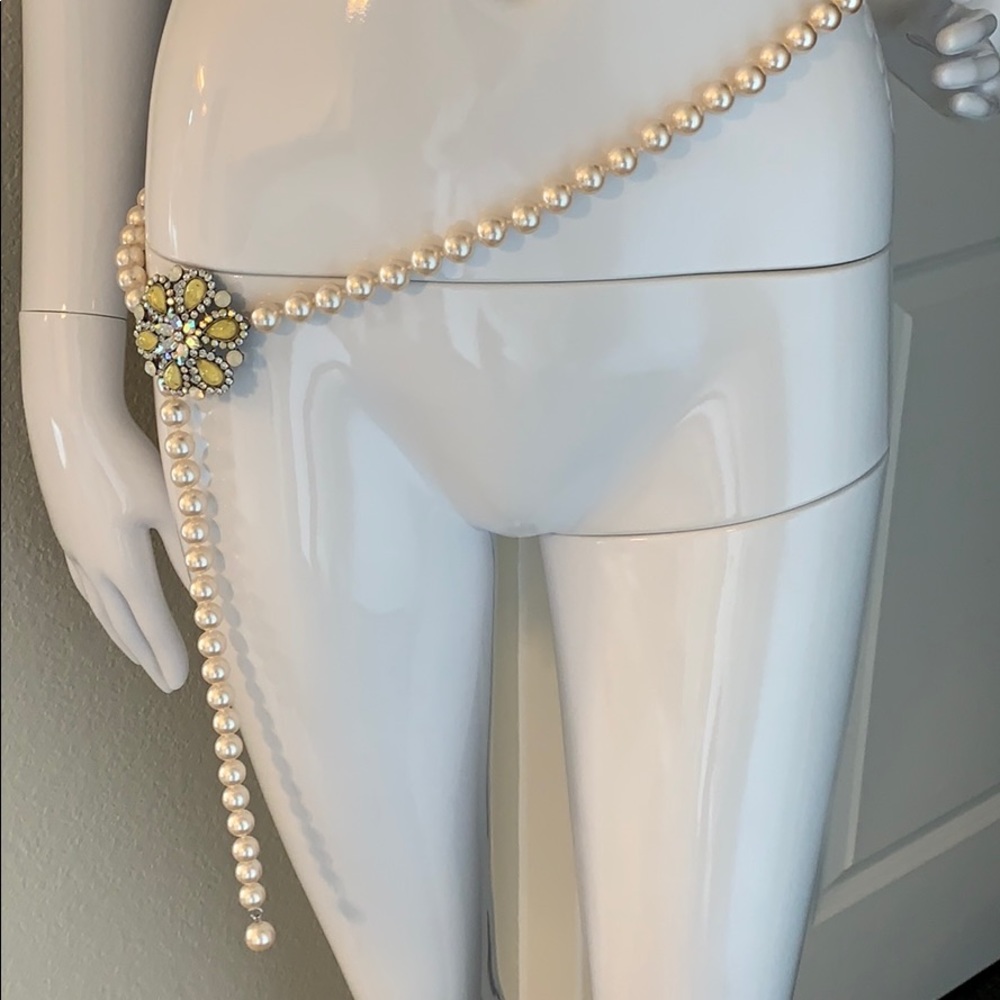 NWOT 🌼 Pearl Belt w/Yellow Rhinestone Floral Hook
